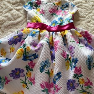 2T Beautiful  summer dress. Heart cut out in back makes this so cute